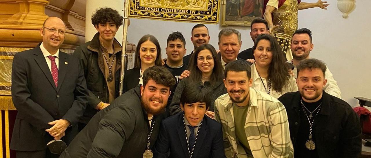 Miembros de la hermandad de la Presentación al Pueblo, junto con los estrenos para el Sábado de Pasión.