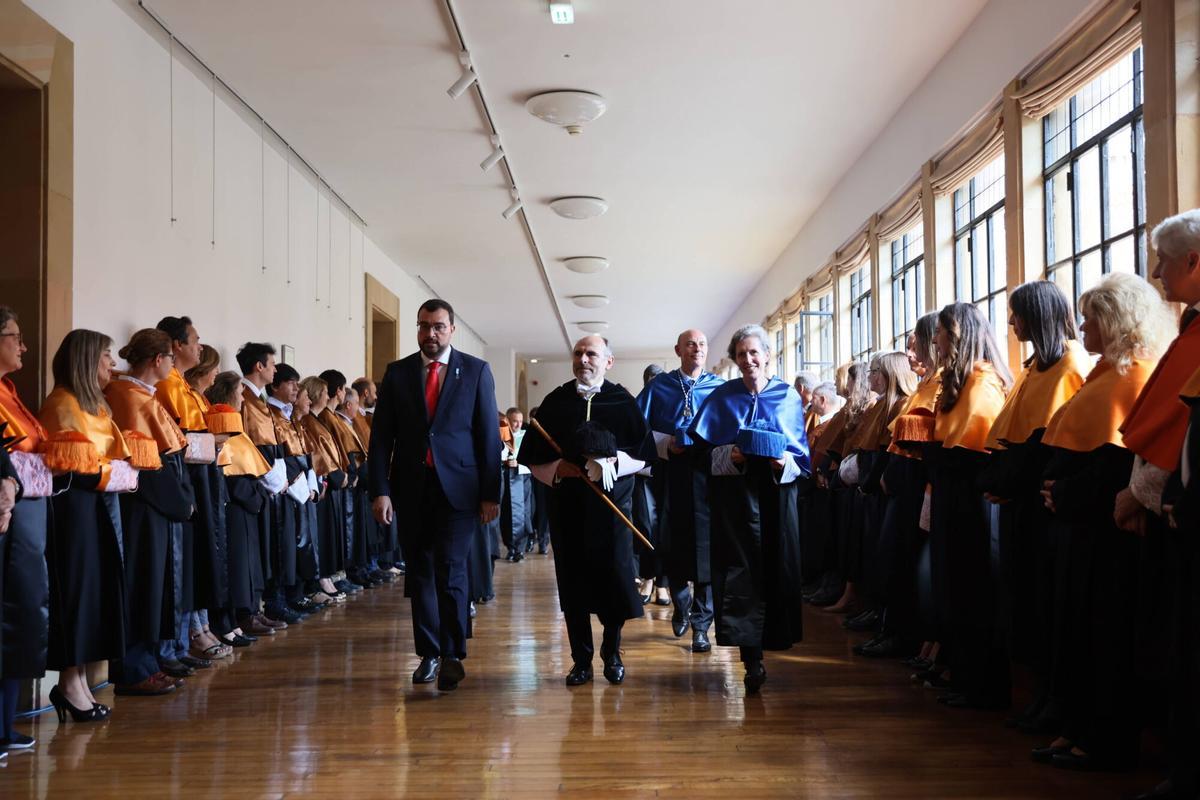 Adrián Barbón e Ignacio Villaverde durante la apertura del curso académico.