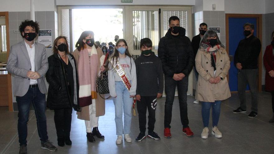 Al llegar les esperaban en la puerta principal el director territorial de Educación, Alfred Remolar; el alcalde, Guillem Alsina; y la edila del área, Begoña López, además de representantes de grupos de la corporación.