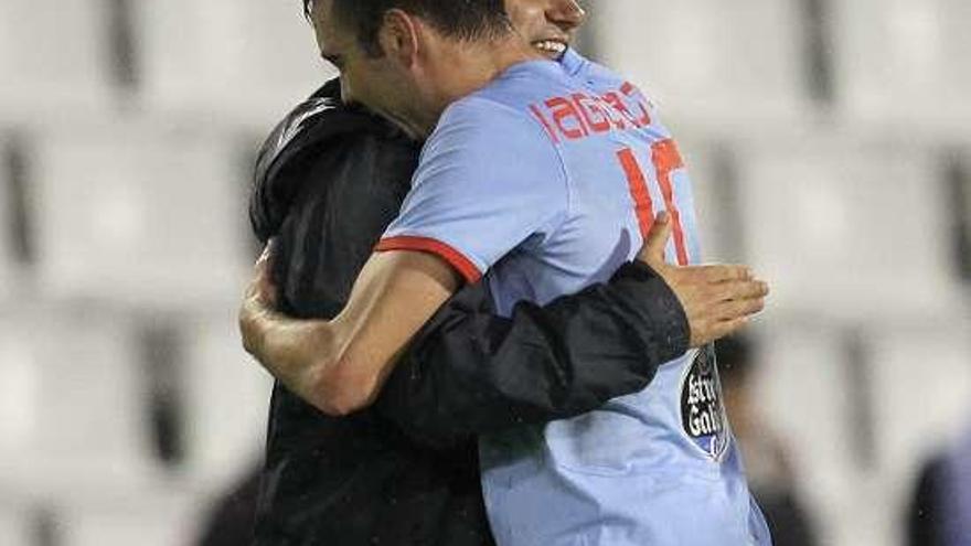 Aspas y Eusebio se funden en un abrazo en un partido en Balaídos. // Ricardo Grobas