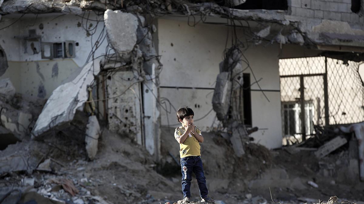 Un niño palestino delante de casas destruidas tras un ataque de Israel