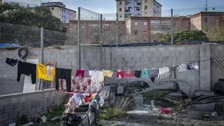Directo | Comienza el desalojo de un gran asentamiento de cientos de migrantes en Badalona