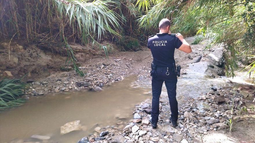 Riada en Calpe: Un agente de Policía Local, en el punto en el que quedó atrapado el coche, entre Benissa y Calp