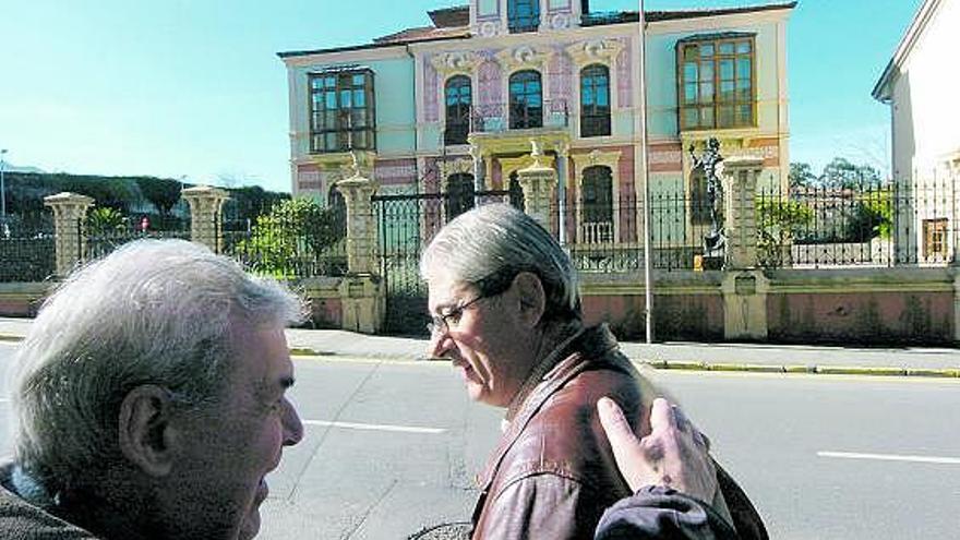 Guillermo Sordo saluda a Jesús Díez, sobrino-nieto del popular comerciante llanisco Manolo el Marigordu, en la calle Pidal, ante la Casa de los Leones.