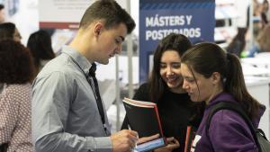 Unas visitantes de la pasada edición de Futura reciben información sobre másteres y posgrados.