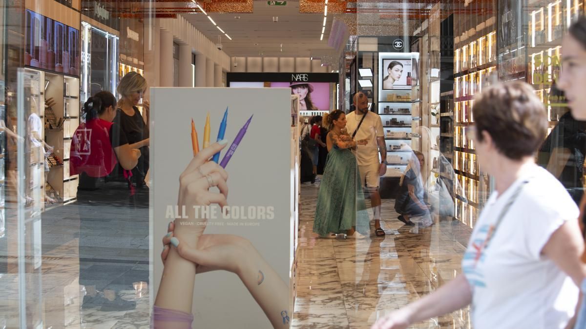 Consumidores comprando en el centro de Barcelona.