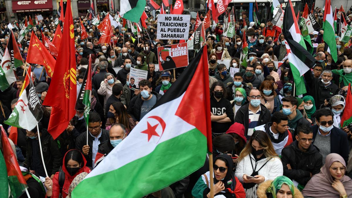 Varias personas, con banderas saharauis, participan en una manifestación convocada por la Coordinadora Estatal de Asociaciones Solidarias con el Sáhara (CEAS-Sáhara), frente al Ministerio de Asuntos Exteriores, a 26 de marzo de 2022, en Madrid (España).