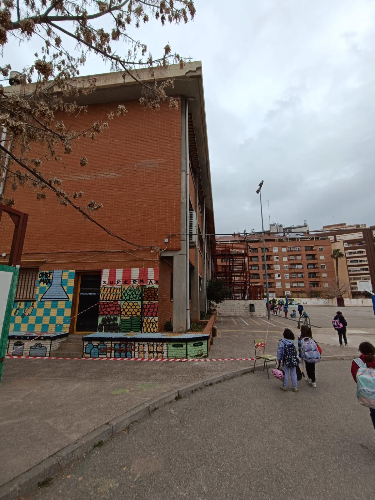 Patio acordonado por la caída de un cascote