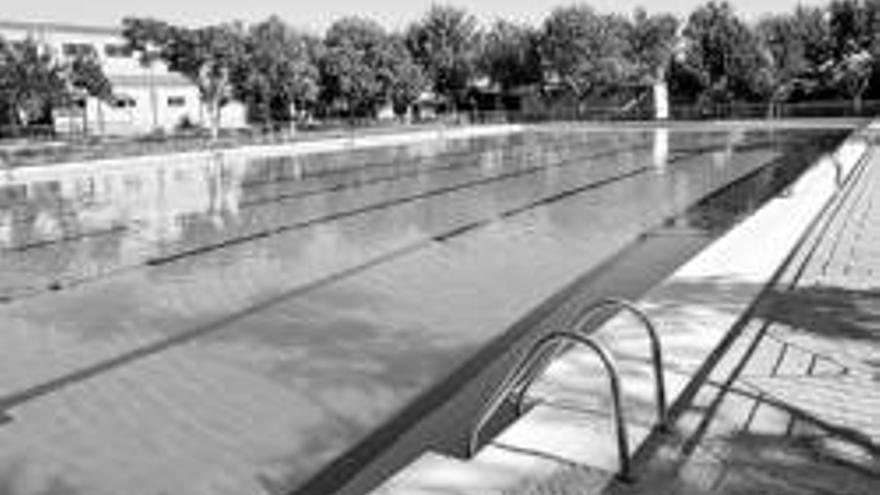 Abre la piscina municipal tras su reforma y mejora