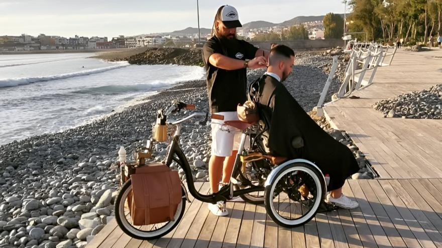 Joel Ojeda, el barbero que corta el pelo a cambio de juguetes para los niños en Gran Canaria