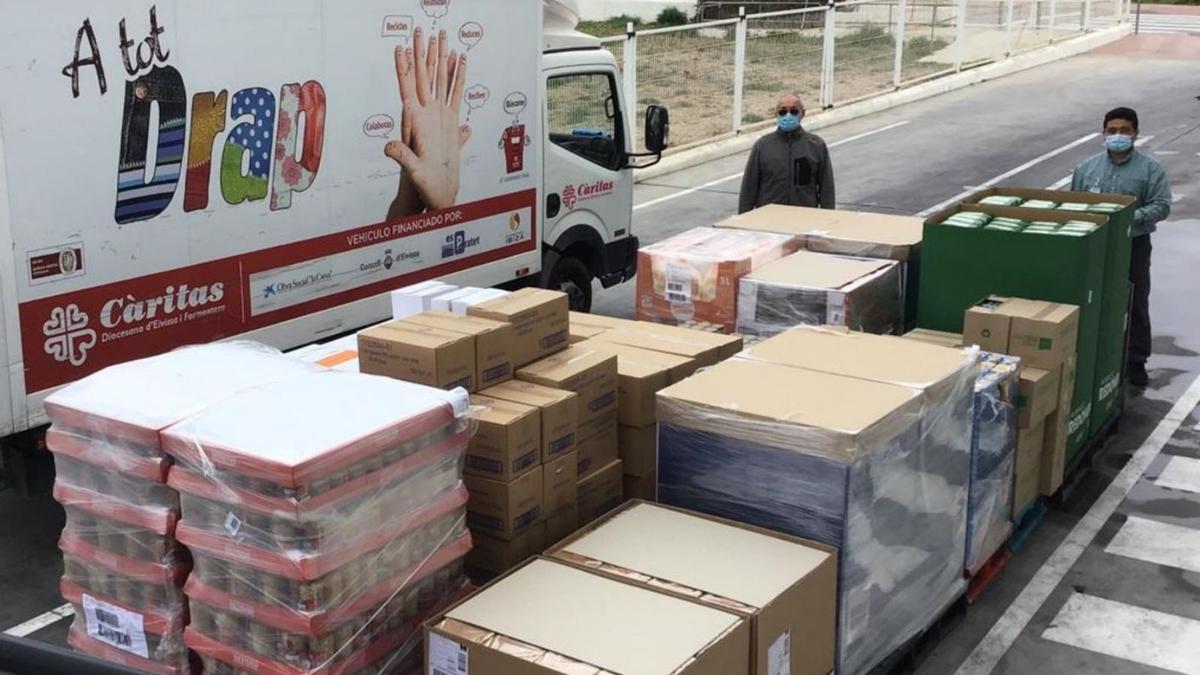 Alberto Vargas y un empleado de Mercadona preparan el traslado de los productos. | 