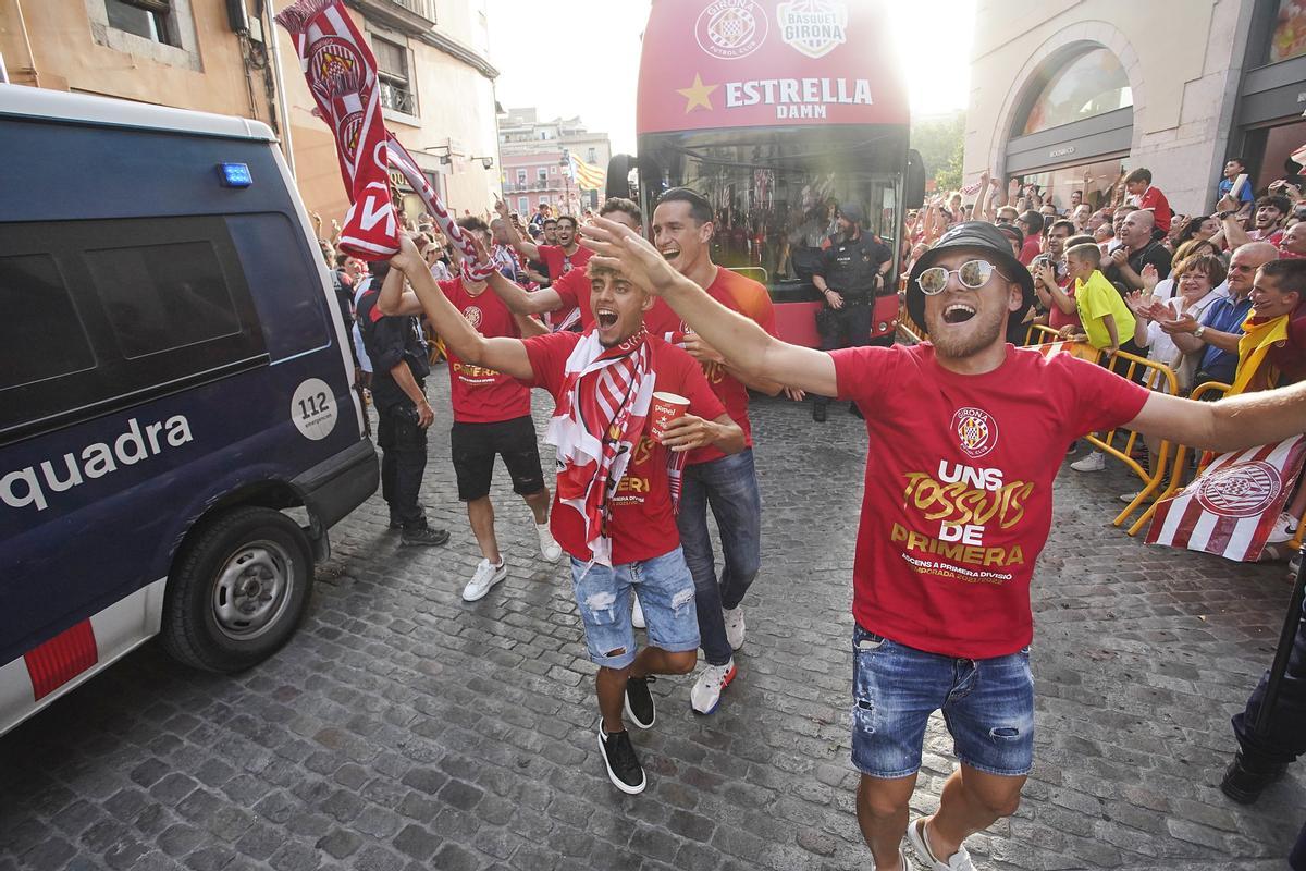 Girona celebra en la calle el doble ascenso