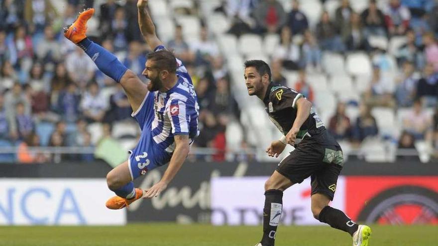 Lopo despeja un balón en el partido de Riazor ante el Córdoba.