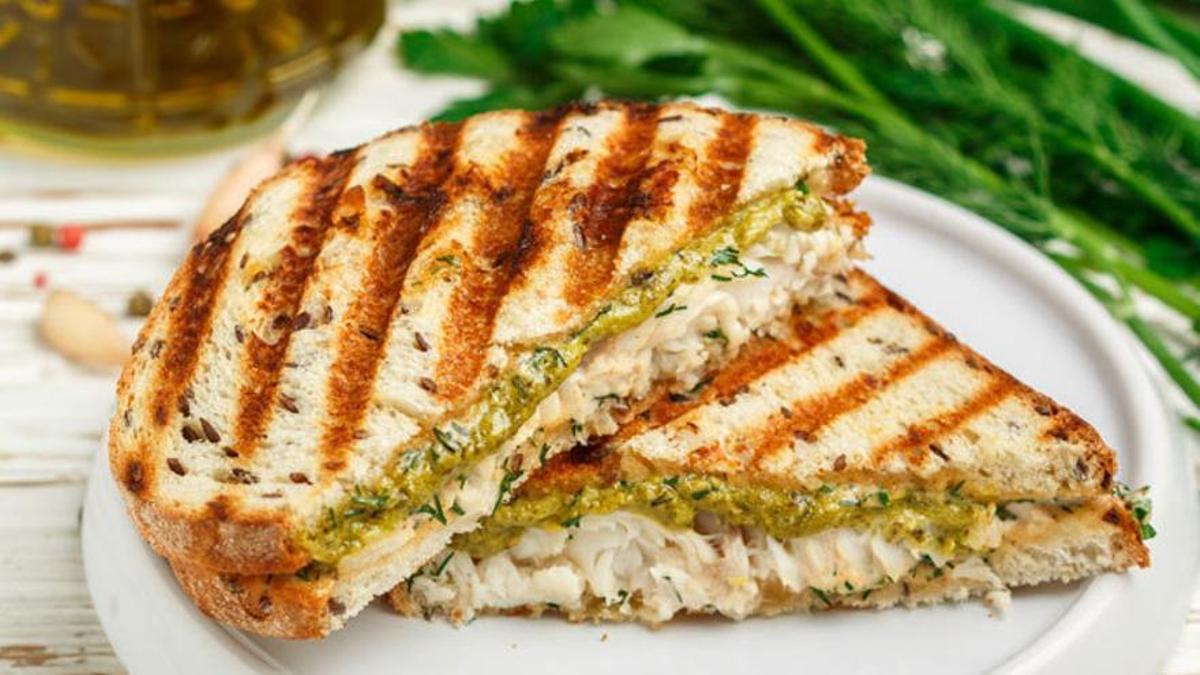 Sándwich de guacamole con bacalao ahumado