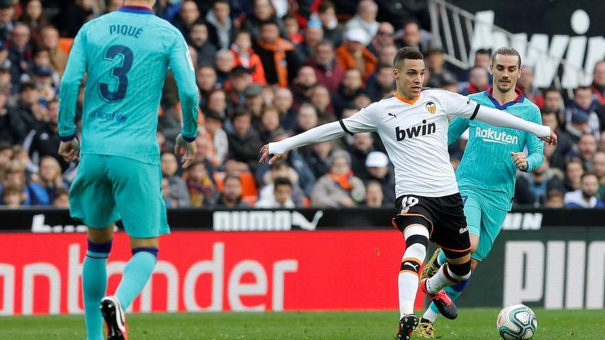 Rodrigo, en acción durante el partido del sábado ante el Barcelona.