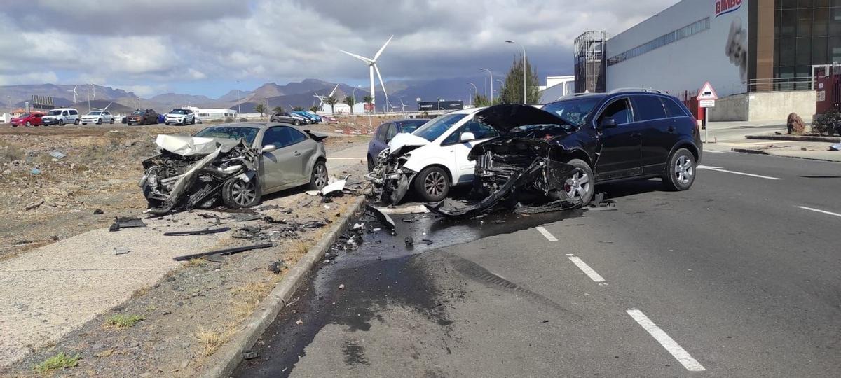 Un conductor arrolla cinco coches en Agüimes.