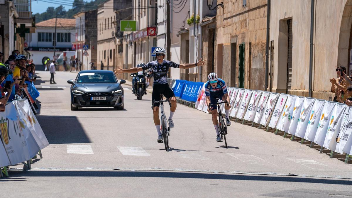 Joan Roca celebra su triunfo en la meta de Porreres