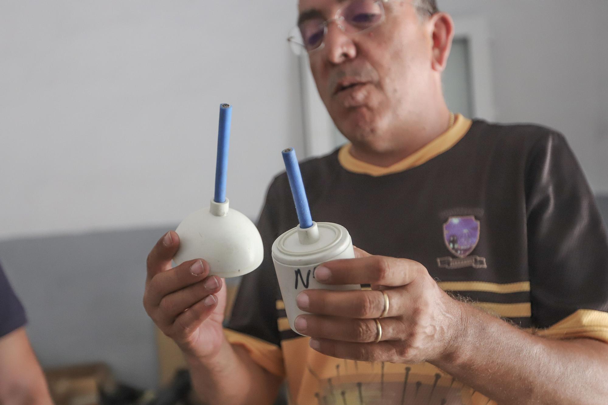 El pirotécnico Manuel Ferrández con unos cohetes sumergibles. | TONY SEVILLA
