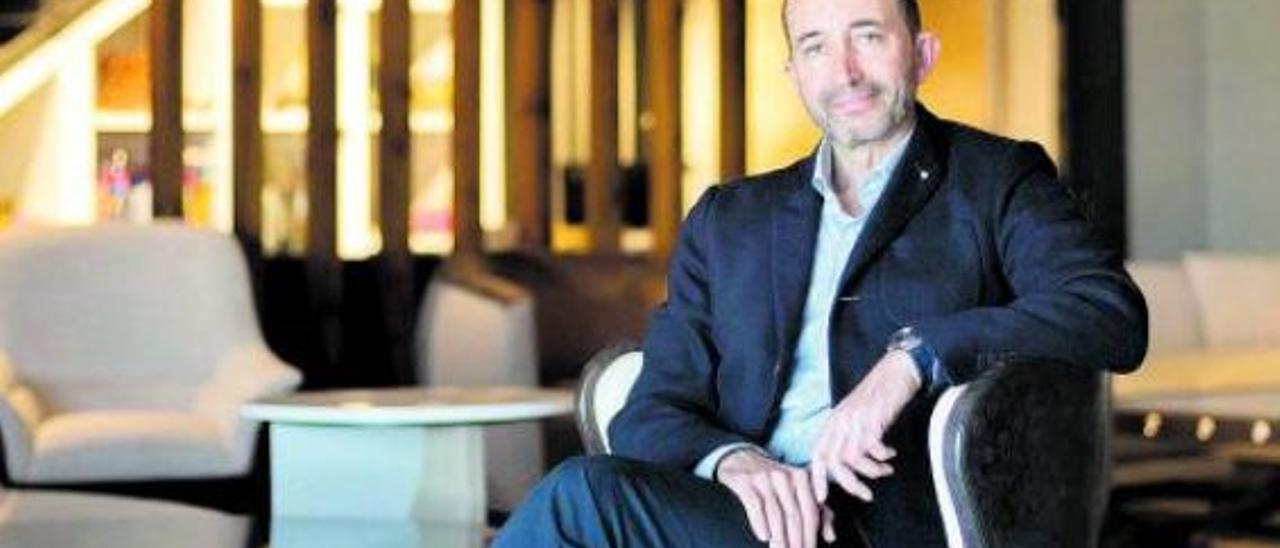 Juan Manuel Ventura posa en uno de los sillones fabricados para el Ritz. | F. BUSTAMANTE