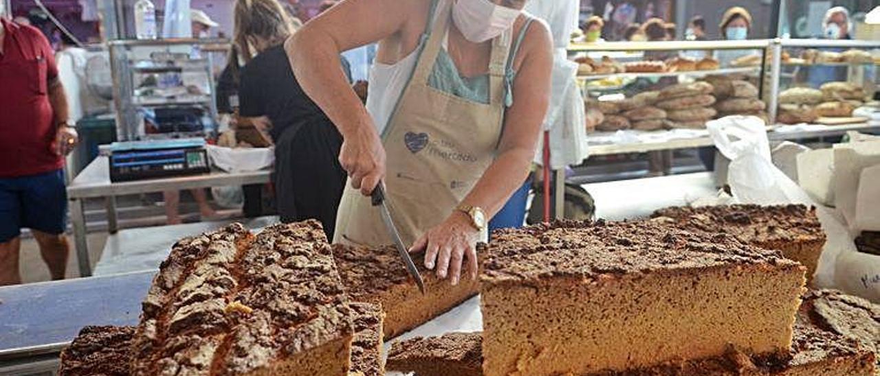 Para dejarse mojar | El mejor pan de maíz se vendía ayer a unos 3,5 euros el kilo. Era el acompañamiento perfecto en sardiñadas como las organizadas en cuanto cayó la noche.