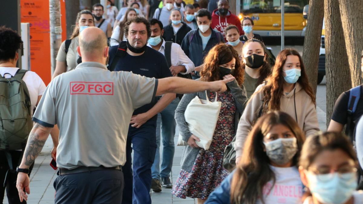 Passatgers a l&#039;estació de FGC de Sant Boi dimarts al matí