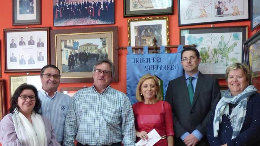 Ana González (concejala de Festejos de Noreña), Enrique Costales (Orden del Sabadiego), Luis Miguel Suárez (presidente de la Orden), Amparo Antuña (alcaldesa de Noreña), David García (Orden del Sabadiego) y Pilar Cuesta (concejala de Cultura), ayer, durante la presentación de la fiesta.