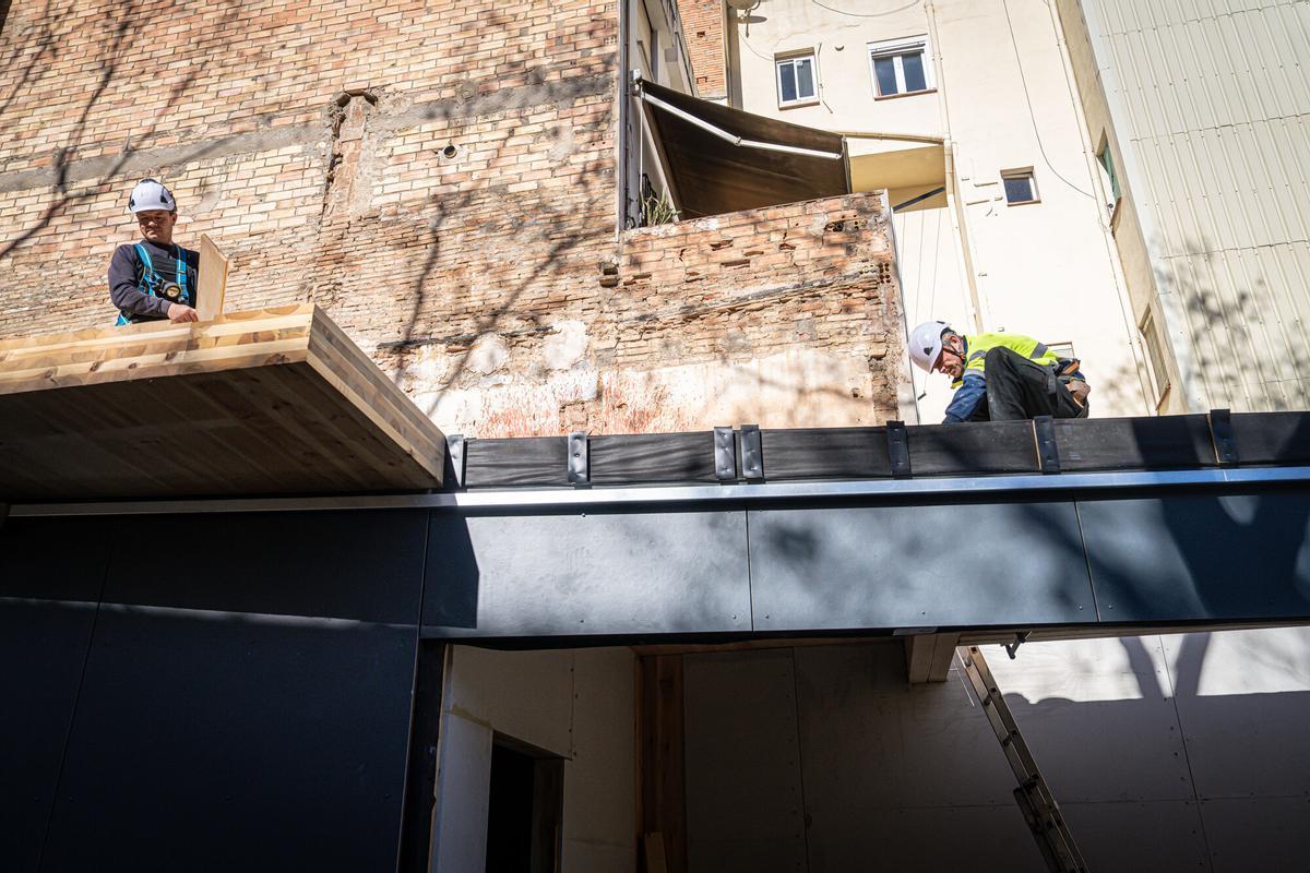 Operarios y voluntarios avanzan en los trabajos de construcción de WikiHousing, un innovador proyecto de vivienda colaborativa ubicado en un solar municipal del barrio de Poble-sec. Barcelona, 3 de febrero de 2026.