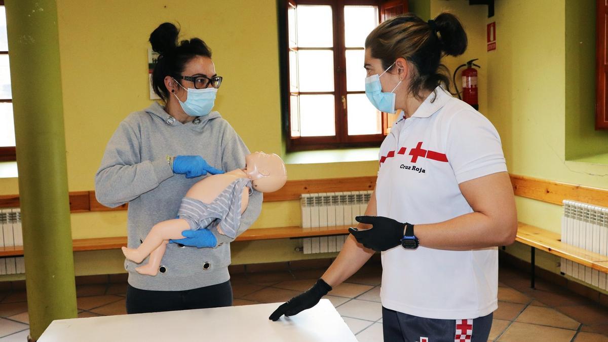 Una de las participantes en el taller de Cruz Roja Zamora.