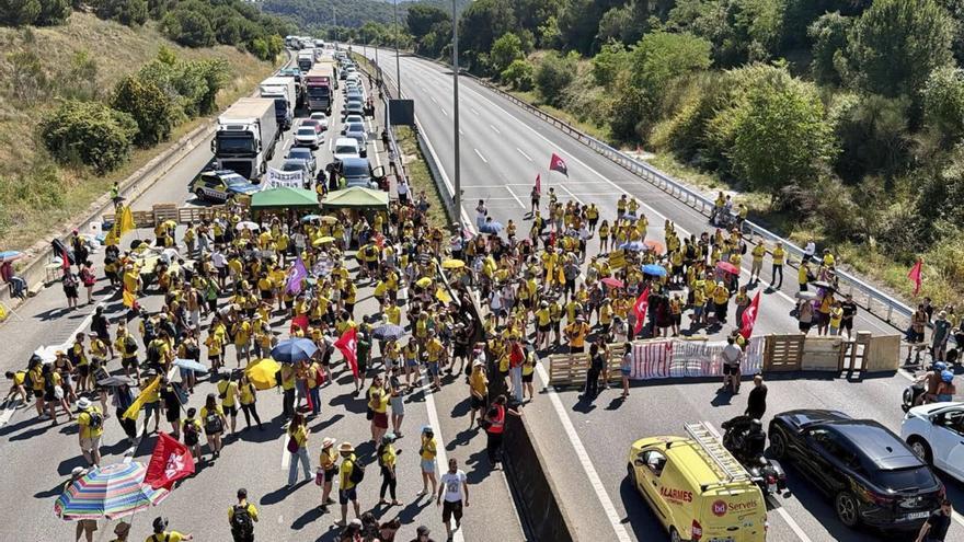 Els talls de carretera dels docents tensen la reunió amb el Govern