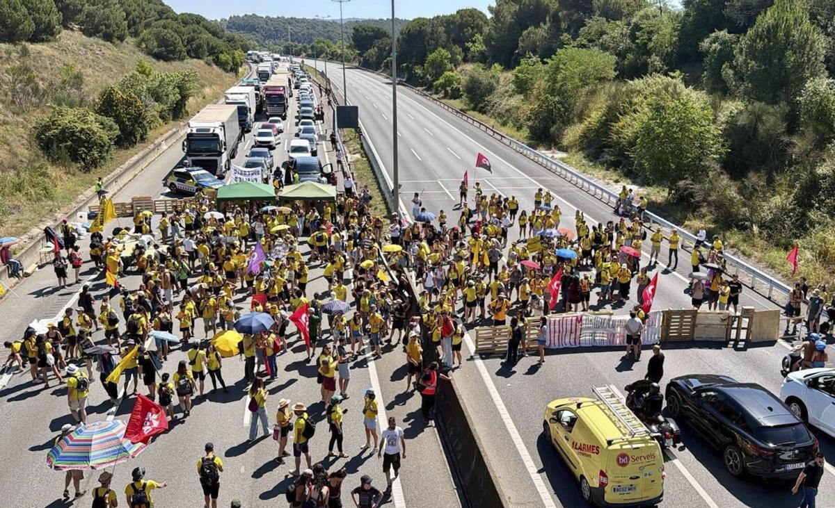 Els talls de carretera dels docents tensen la reunió amb el Govern
