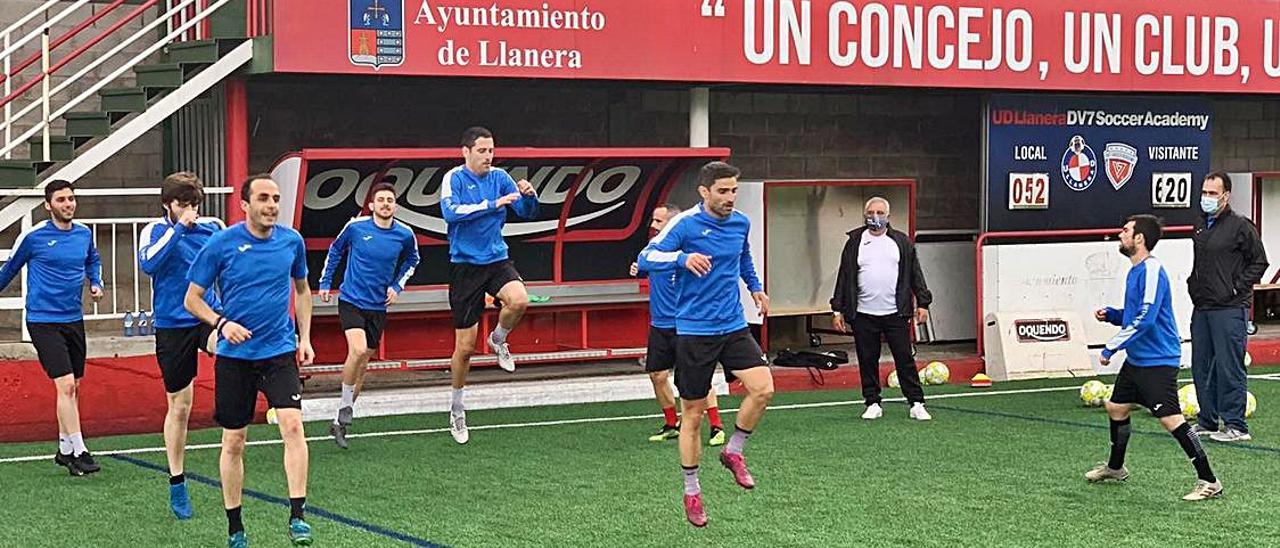 Un entrenamiento del Llanera en el Pepe Quimarán. | U. D.  Llanera