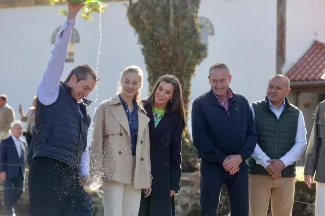 La anécdota viral de Leonor de Borbón en el Pueblo Ejemplar: "A ver si aprendo a escanciar sidra"