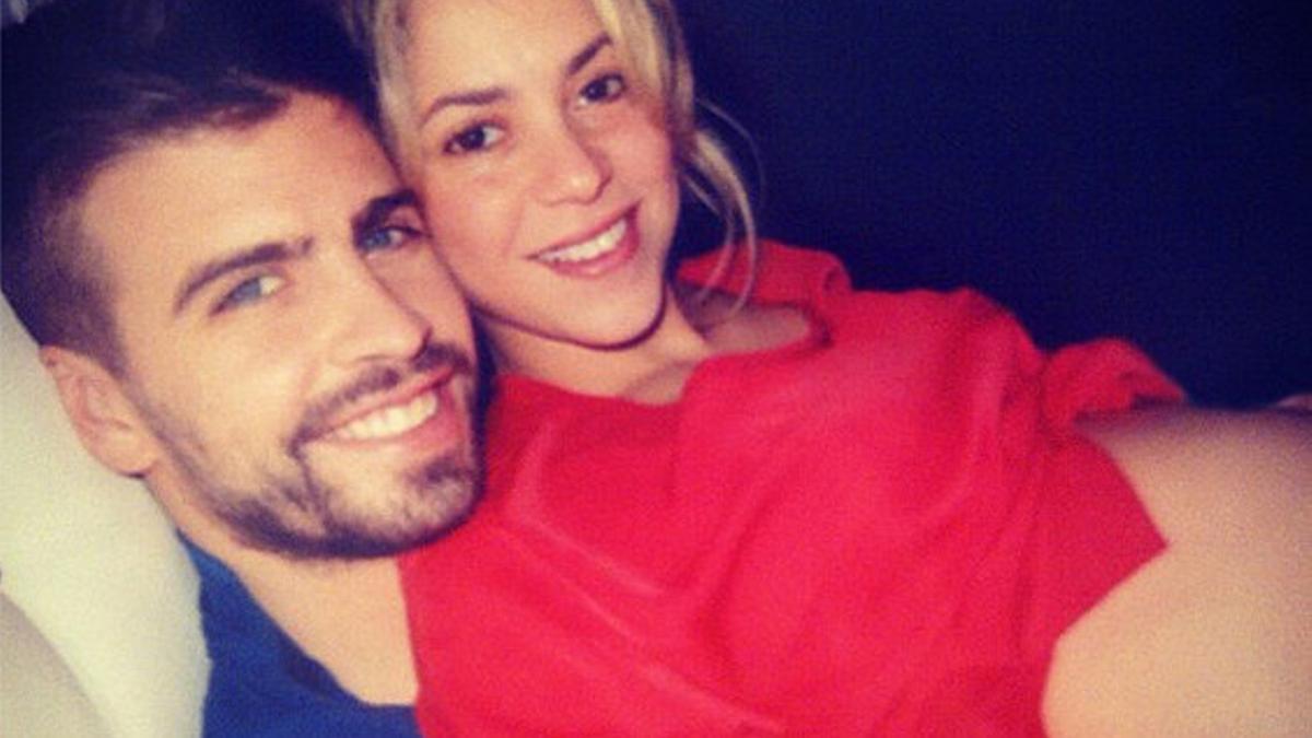 Shakira muestra su barriga de embarazada, junto a Piqué.