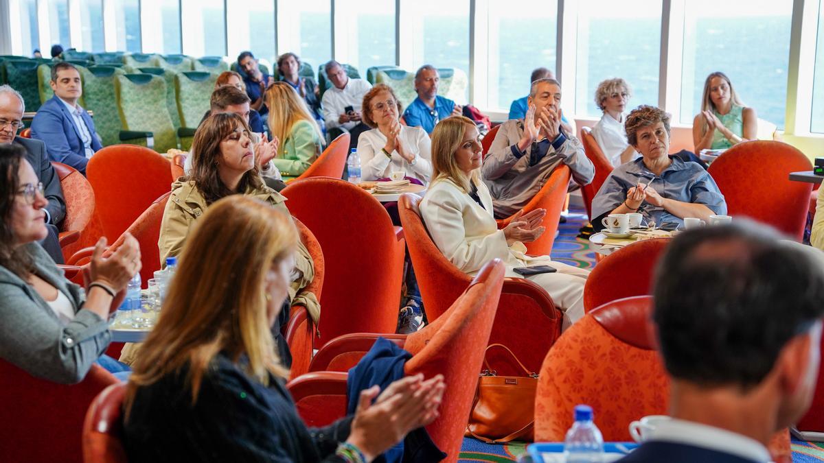 Fred. Olsen Express organiza una jornada sobre la protección de cetáceos