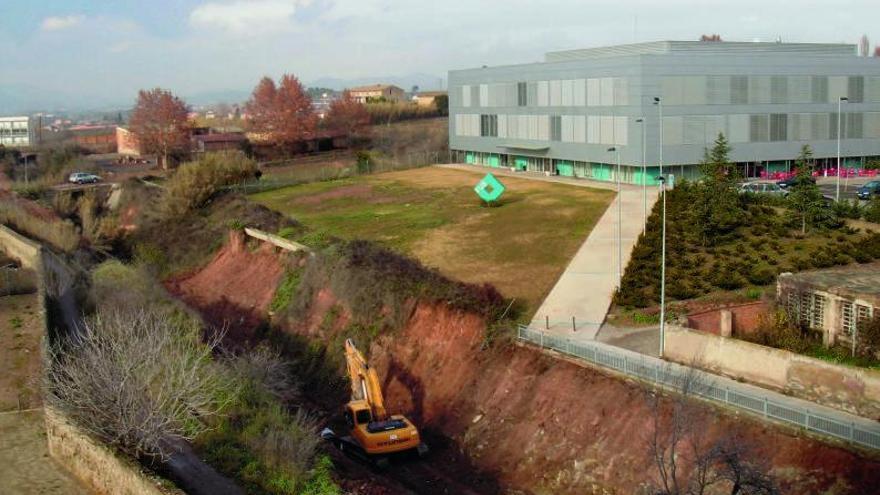 L’edifici de la FUB1 qua es va acabar de construir el 2002 i l’avinguda Universitària encara s’havia de fer | FUB-UMANRESA