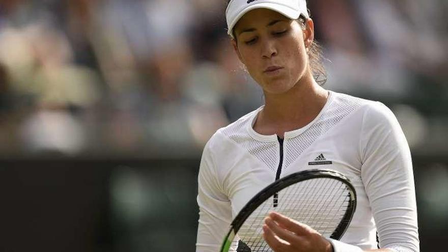 Garbiñe Muguruza arregla el cordaje de su raqueta. // Reuters