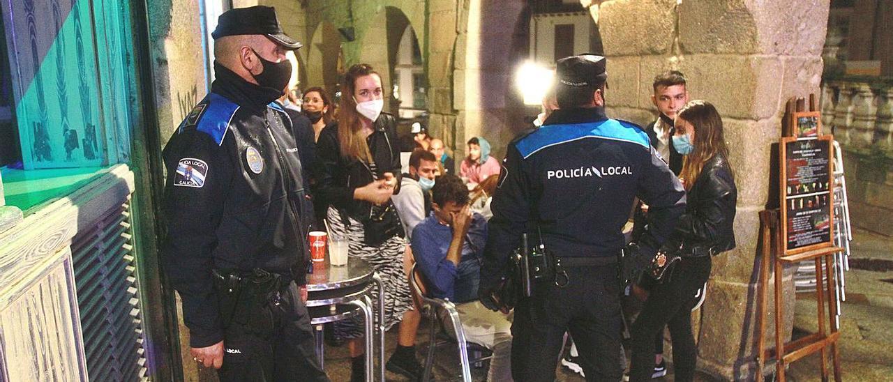 Agentes de la Policía Local en un operativo del turno de noche en el casco histórico. |   // IÑAKI OSORIO
