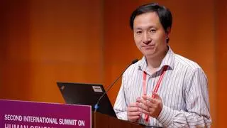 Tres años de cárcel para el científico chino que modificó el ADN de dos gemelas