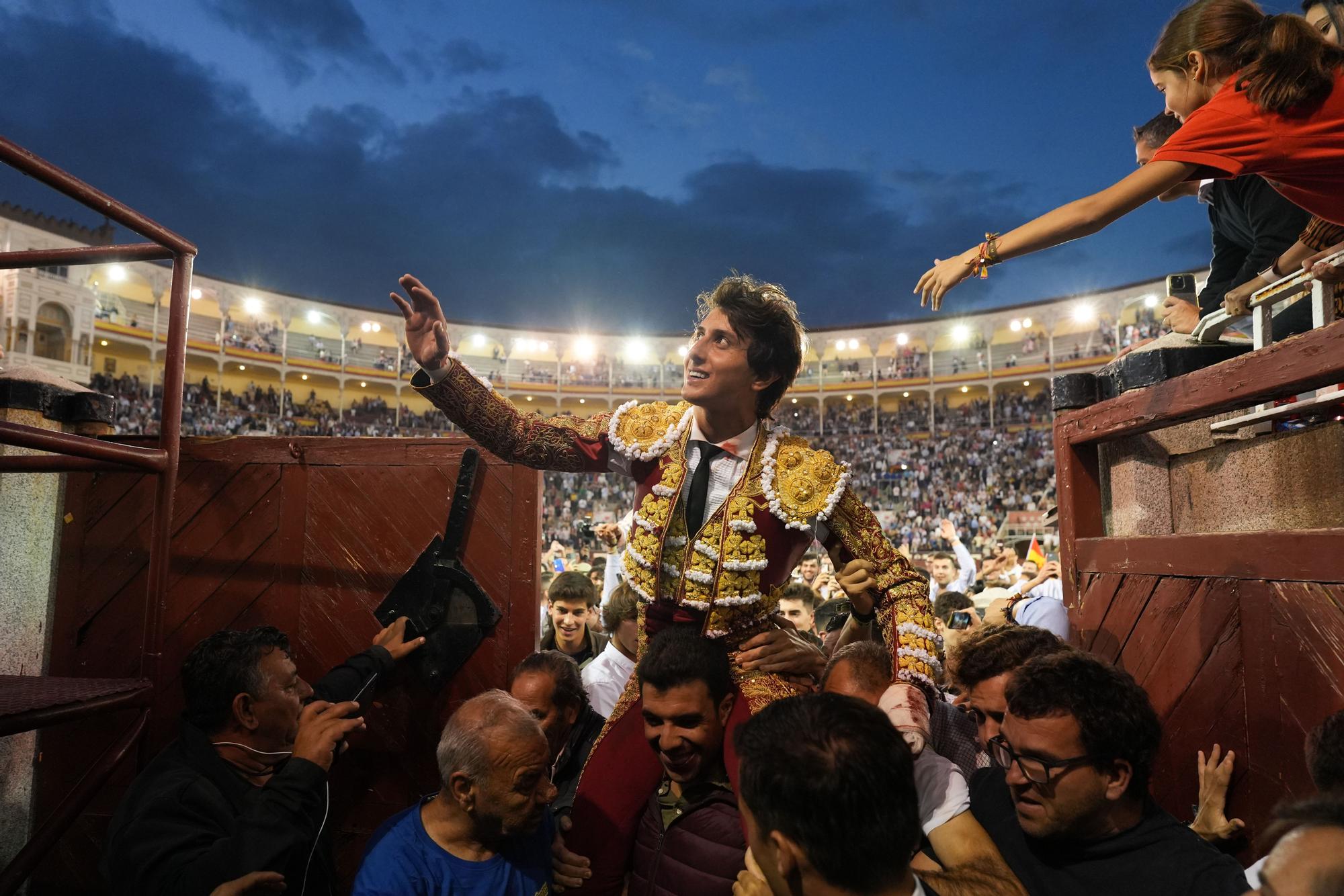 El diestro peruano Roca Rey sale a hombros tras el festejo taurino del Día de la Hispanidad, en la plaza de Toros de Las Ventas, donde se lidiaron toros de la ganadería Victoriano del Río.