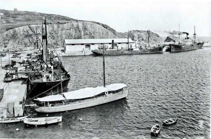 Vaixells atracats al port de Sant Feliu de Guíxols (1920)