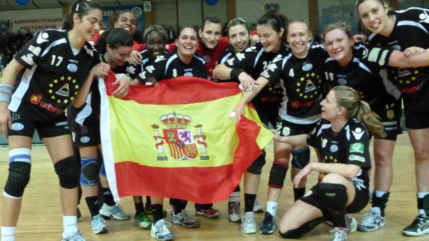 La jugadoras del Mar Alicante celebran la clasificación con la bandera de España