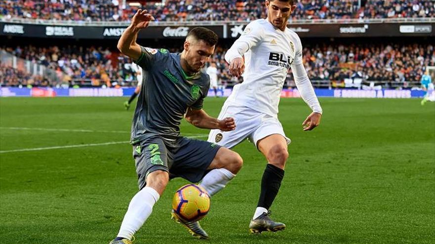 El Valencia vuelve a reñir con el gol para alegría de la Real