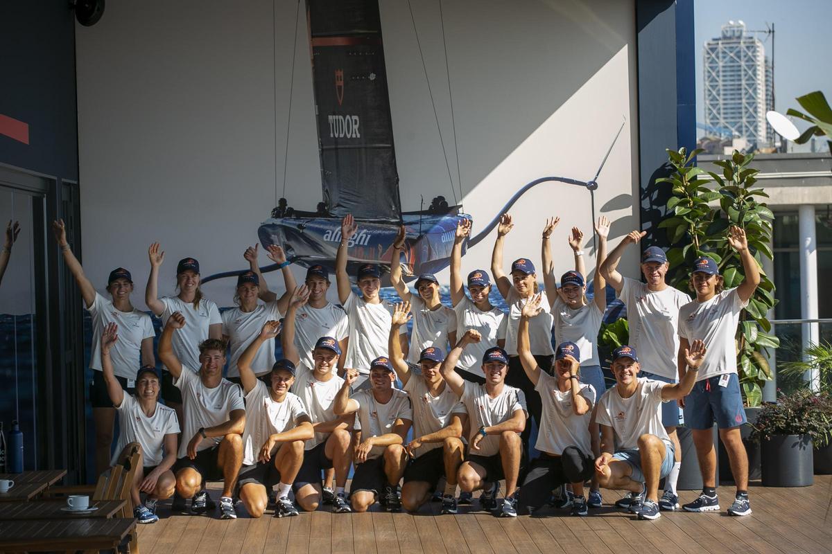 Las seis mujeres y 11 jóvenes aspirantes a formar parte del equipo Alinghi Red Bull Racing de la Copa América de vela, en la base del equipo del Port Vell.