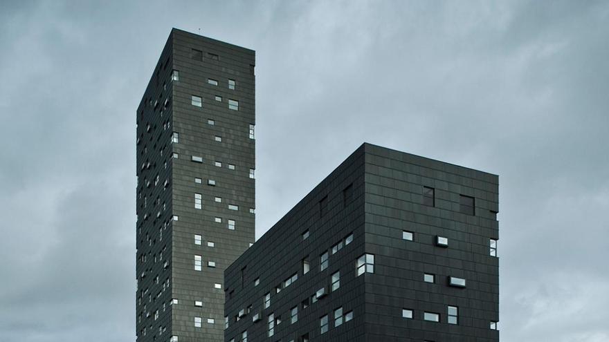 Concluyen las obras de este mítico edificio de Vallecas: la 'Torre Negra' de la capital vuelve a lucir su color original