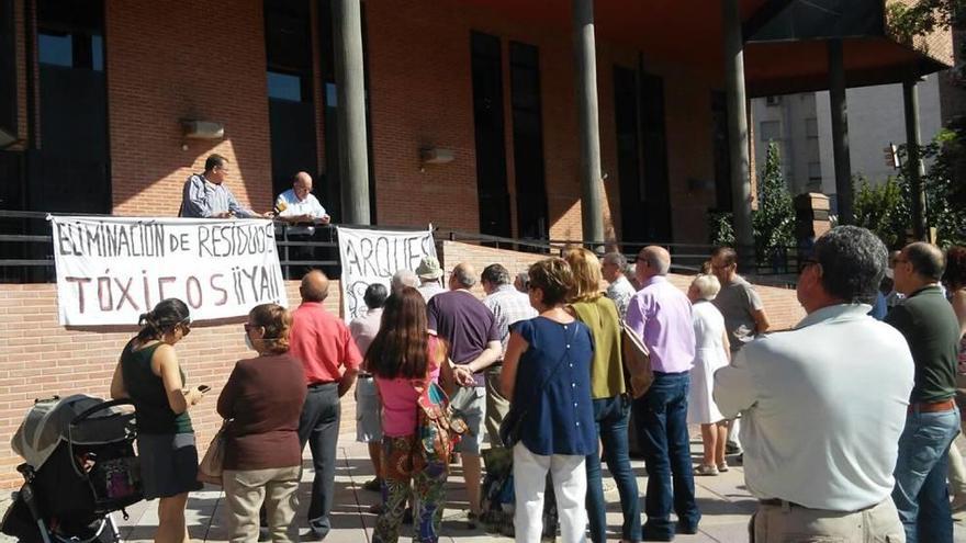 Protesta por vertidos ilegales en Molina