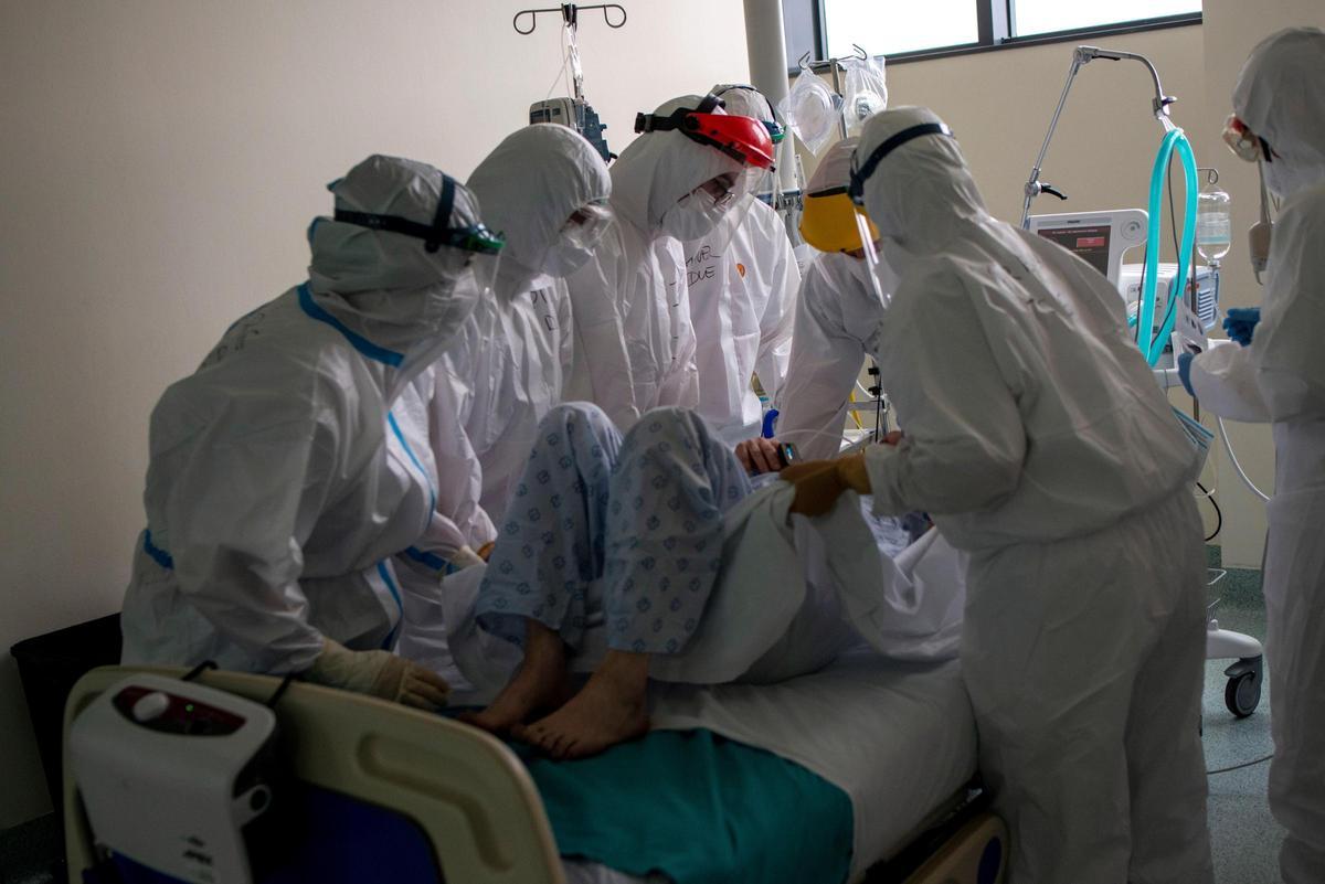 Profesionales sanitarios de la REA y la UCI del CHUO en una jornada de trabajo.