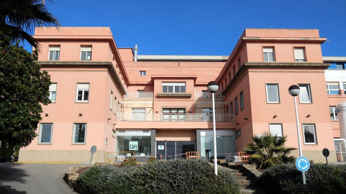 Pla general de la façana de l&#039;hospital de Palamós. Imatge publicada el 29 de gener del 2021 (Horitzontal)