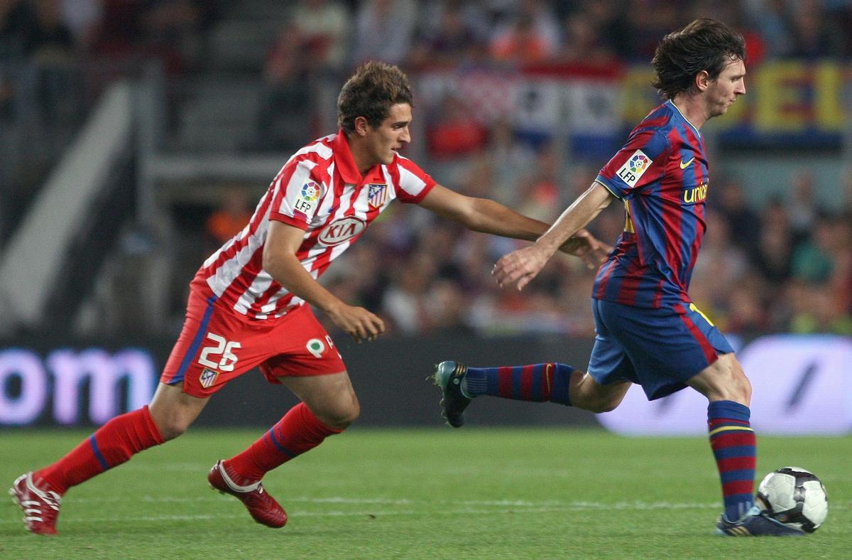 Koke persigue a Messi en su debut con el primer equipo del Atlético de Madrid, el 19 de septiembre de 2019 contra el Barcelona en el Camp Nou. EFE/Andre Dalmau.