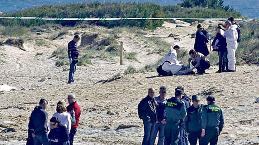 Los investigadores de la Guardia Civil, la comisión judicial y la forense examinan el cadáver hallado en la playa de Son Bauló.