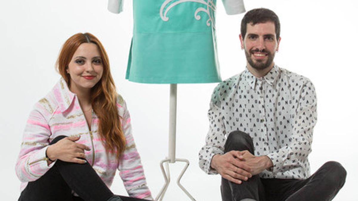 Elisabet Vallecillo y Javier Blanco de Colmillo de Morsa posan junto a los diseños presentados en el concurso de C&amp;A.